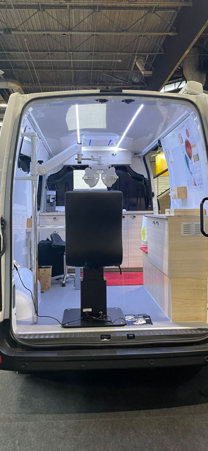 Nos camions optiques mobiles modernes et équipés.